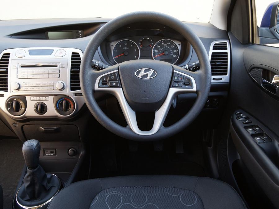  Hyundai i20 5-Door Blue Drive 2010 года  (UK) (фото 2 из 11)